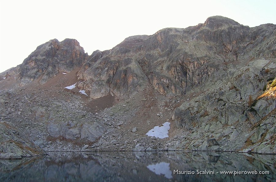 09 Le scure pareti del Cabianca, antico vulcano.JPG